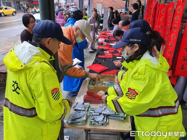 ▲ 法鼓山揮毫喜迎金鼠飄墨香 金山警分局交安犯罪宣導贈春聯。（圖／記者郭世賢翻攝）