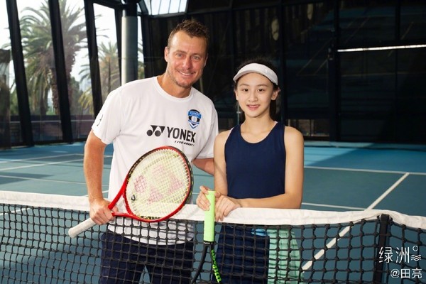 ▲▼11歲森碟上網球課，揮拍手臂線條超帥氣。（圖／翻攝自微博／田亮）