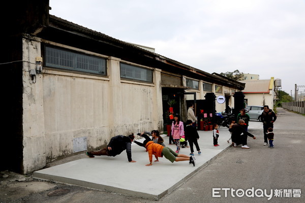 ▲竹南火車站旁，有著1棟超過1甲子的老倉庫，經重新翻修後，希望延續在地精神，打造成「苗栗小菸松」。（圖／記者黃孟珍攝）
