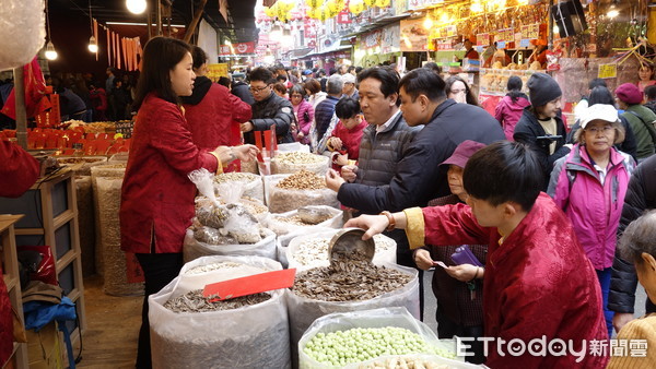 ▲▼年關將近，台北迪化街年貨大街逐漸湧現搶辦年貨人潮。（圖／記者湯興漢攝）