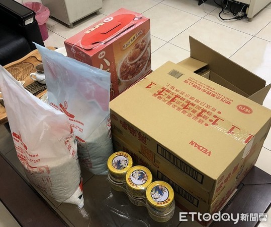 ▲龍潭派出所同仁集資購買物資送給轄內弱勢家庭。（圖／龍潭警分局提供）