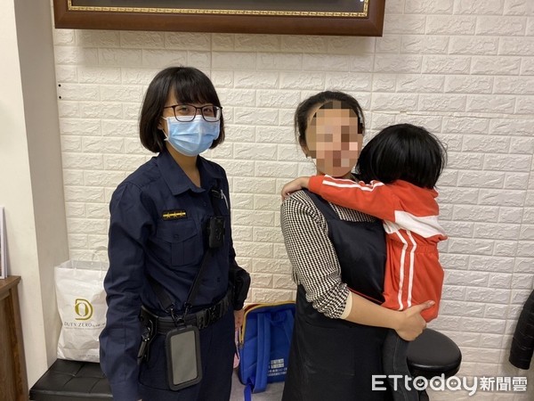 ▲屏東警分局陳姓女警牽著女童的小手，幫她找回家的路             。（圖／記者陳崑福翻攝）