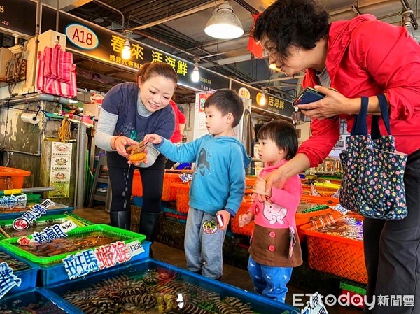 ▲ 石門「富基魚市」春節不打烊 喜迎「尚青」活海鮮聖地討吉利。（圖／記者郭世賢攝）