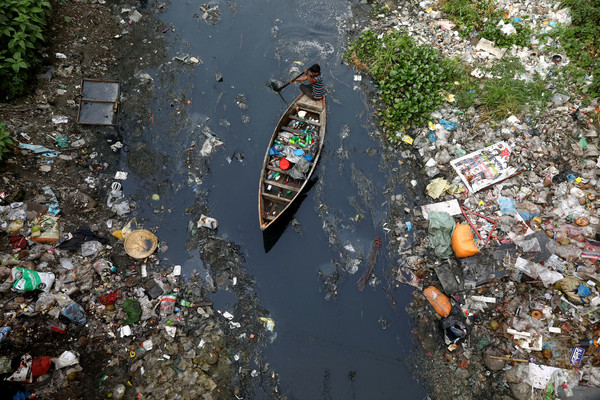 ▲▼孟加拉首都達卡（Dhaka）有居民從河中撈起垃圾。（圖／路透）