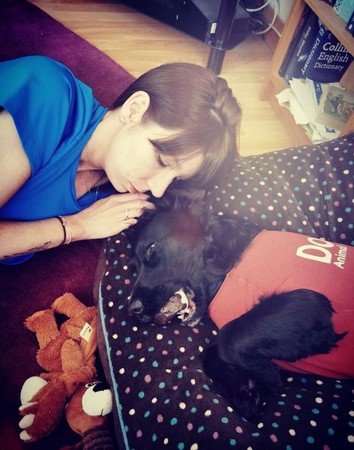 ▲少女穆蕾和她的愛犬馬利。(圖／臉書@ Ashleigh Murray)
