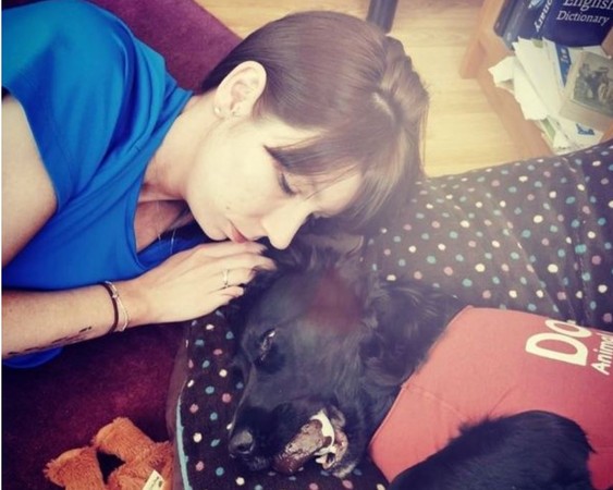 ▲少女穆蕾和她的愛犬馬利。(圖／臉書@ Ashleigh Murray) 