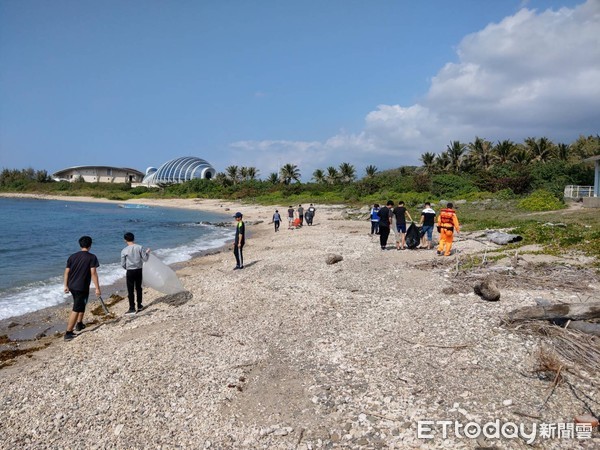 ▲ 海巡署南部分署第六岸巡隊於1月20日配合國立臺南高工於屏東縣車城鄉後灣沙灘舉辦淨灘活動           。（圖／記者陳崑福翻攝）