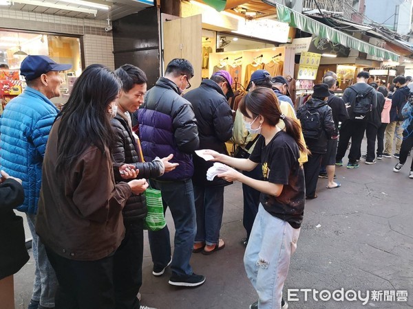 ▲▼通化夜市發雞排。（圖／記者黃彥傑攝）