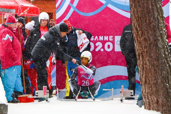 ▲▼雪橇選手楊仕勛出發前與教練連德安擊掌。（圖／中華奧會提供）