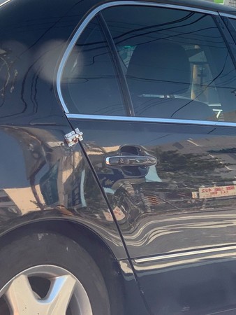 ▲▼凌志車等紅燈！他愣見「防跳車裝置」有錢94任性　功用曝&hellip;網笑歪：勒索專用（圖／翻攝臉書爆廢公社公開版）