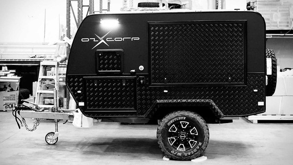▲OzX Corp小型露營拖車具備動力。（圖／翻攝自OzX Corp）