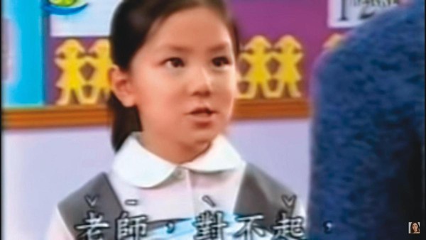 小時候長相可愛的鄧紫棋，曾於7歲時，參與香港教育電視台短片的演出。（翻攝自鄧紫棋臉書）
