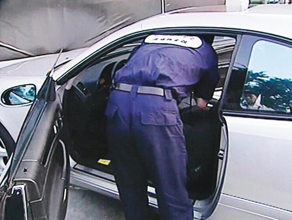 警方在死者柳東坡車上發現50萬元現金，研判歹徒非劫財殺人。（東森新聞提供）
