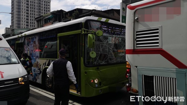 ▲台北市重慶北路二段67號前，3台公車推撞。（圖／記者黃彥傑攝）