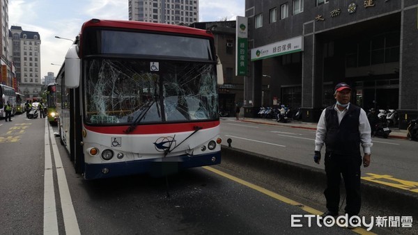 ▲台北市重慶北路二段67號前，3台公車推撞。（圖／記者黃彥傑攝）