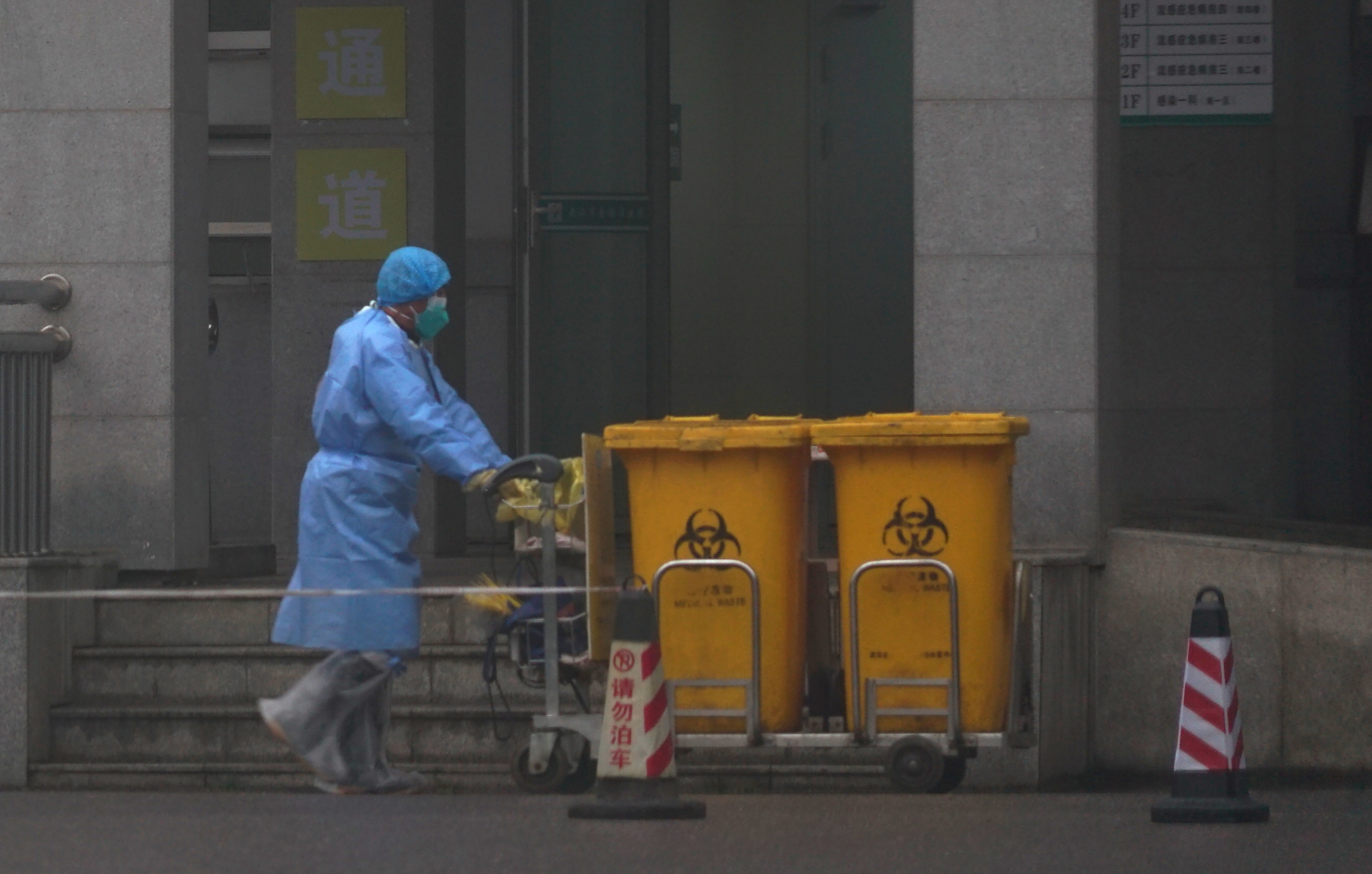 ▲▼ 武漢肺炎。圖為武漢醫療治療中心（Wuhan Medical Treatment Center）人員22日外出丟棄感染廢棄物。（圖／達志影像／美聯社）