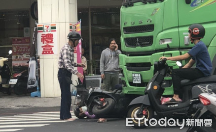 ▲  大貨車轉彎疑視線死不慎擦撞機車，8旬老婦遭機車壓底。（圖／記者楊鈞典翻攝）