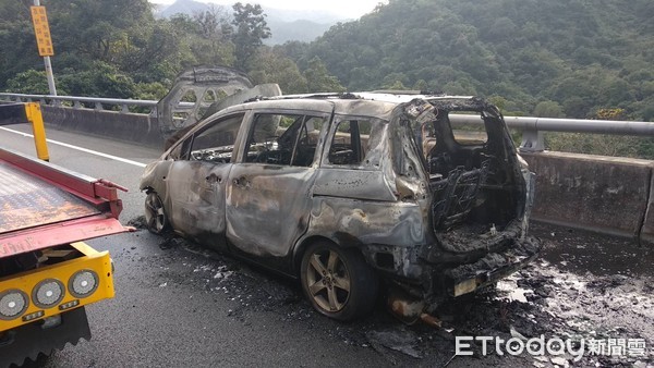 ▲▼國5石碇路段，22日下午發生火燒車，車上4人驚慌逃生，但車被燒得全毀。（圖／記者游芳男翻攝，下同）