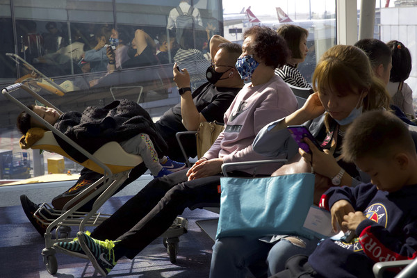 ▲▼ 武漢肺炎,許多現身香港國際機場的旅客都戴上口罩。（圖／達志影像／美聯社）
