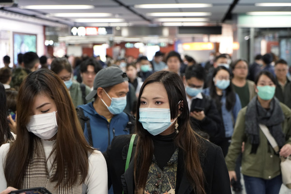 ▲香港武漢肺炎疫情,戴口罩民眾。（圖／達志影像／美聯社）