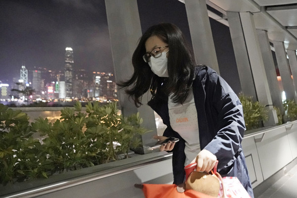 ▲▼武漢肺炎疫情，香港民眾戴上口罩。（圖／達志影像／美聯社）