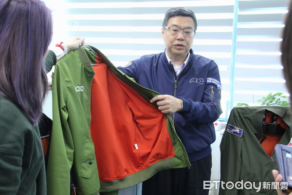 ▲▼民進黨主席卓榮泰展示飛行外套。（圖／記者林銘翰攝）
