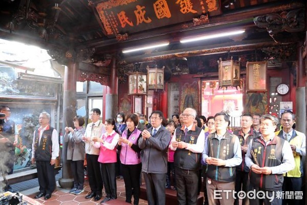▲台南市長黃偉哲，在佳里金唐殿展開參拜行程，除了為鄉親祈福，也向民眾發送市府2020「鼠來是寶」限量版紅包。（圖／記者林悅翻攝，下同）