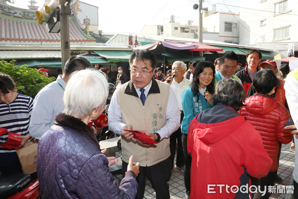 ▲農曆除夕，黃偉哲市長關心年貨市場採購情況，一早特地與經發局陳凱凌局長來到新市市場，向民眾拜早年並發送紅包。（圖／記者林悅翻攝，下同）