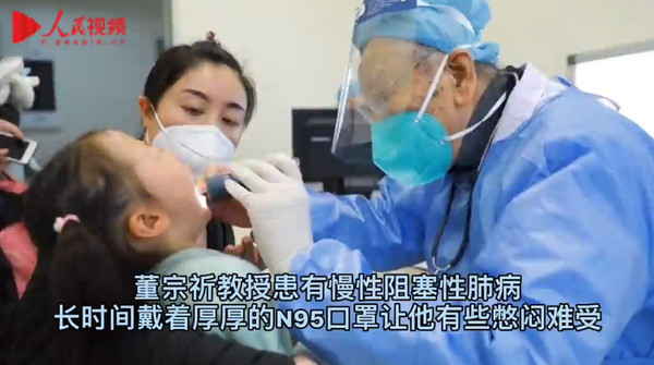 ▲▼86歲老醫師堅持在武漢醫院看診。（圖／翻攝自人民網）