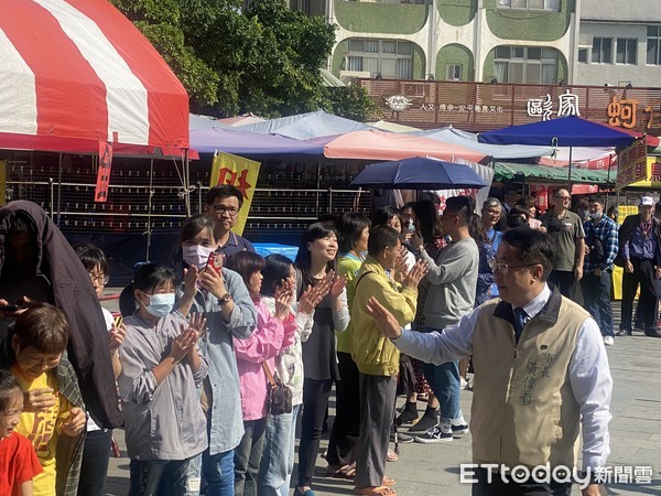 ▲台南市長黃偉哲等人，前往安平開台天后宮向「安平媽」上香祈福，並向民眾拜年，發放金鼠年紅包，吸引眾多民眾排隊領取，現場熱鬧滾滾。（圖／記者林悅翻攝，下同）