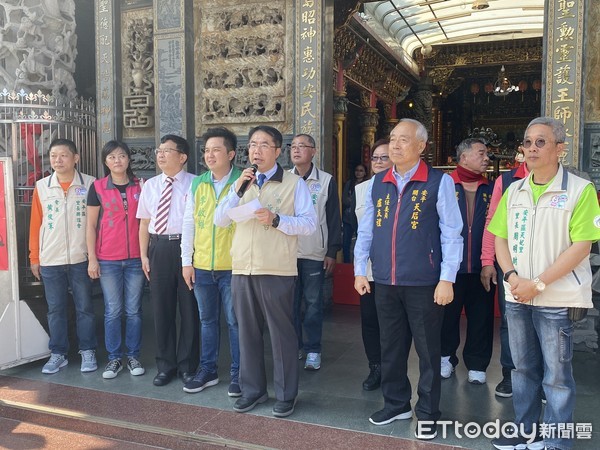 ▲台南市長黃偉哲等人，前往安平開台天后宮向「安平媽」上香祈福，並向民眾拜年，發放金鼠年紅包，吸引眾多民眾排隊領取，現場熱鬧滾滾。（圖／記者林悅翻攝，下同）