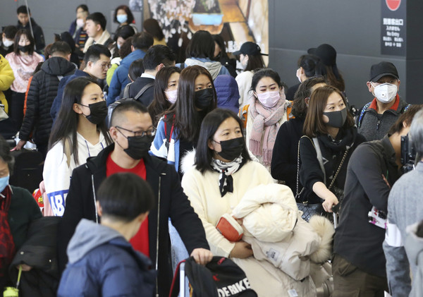 ▲因應武漢肺炎，北京機場許多旅客戴上口罩。（圖／達志影像／美聯社）
