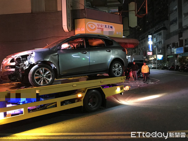 ▲台南市東區東仁街除夕夜晚上，發生一起自小客車疑暴衝，人車撞進1家未營業的早餐店，將鐵捲門及屋內1樓桌椅等設備撞毀情事。（圖／記者林悅翻攝，下同）