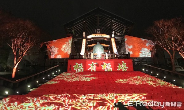 ▲ 除夕夜赴法鼓山撞鐘108響祈福 蔡英文：大家團結對抗武漢肺炎。（圖／記者郭世賢攝）