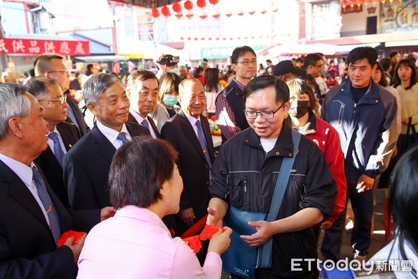 ▲台中市長盧秀燕宮廟發討喜錢鼠紅包。（圖／台中市政府提供）