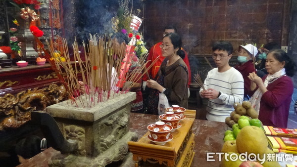 ▲雲林縣西螺福興宮，西螺媽祖太平媽祖廟，從昨日圍爐除夕夜開始，廟前廣場及附近道路擠滿搶頭香2.5萬人潮。（圖／記者蔡佩旻攝）