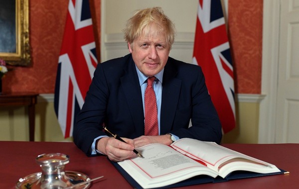 ▲▼英國首相強生簽署脫歐協議。（圖／翻攝自Twitter／@BorisJohnson）