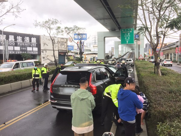 ▲▼事故現場有5輛車發生連環車禍。（圖／記者游宗樺翻攝）