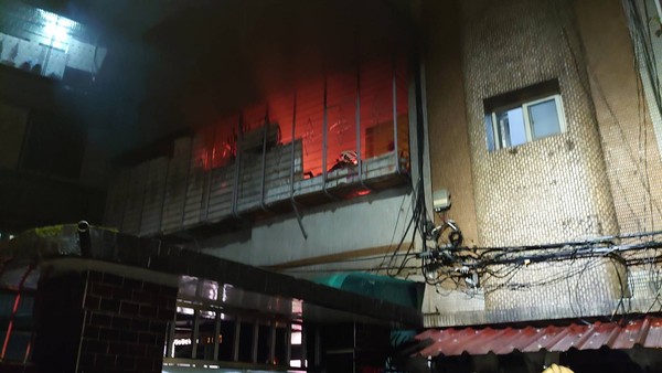 ▲▼板橋一棟公寓2樓深夜傳出火警。（圖／記者游宗樺翻攝）