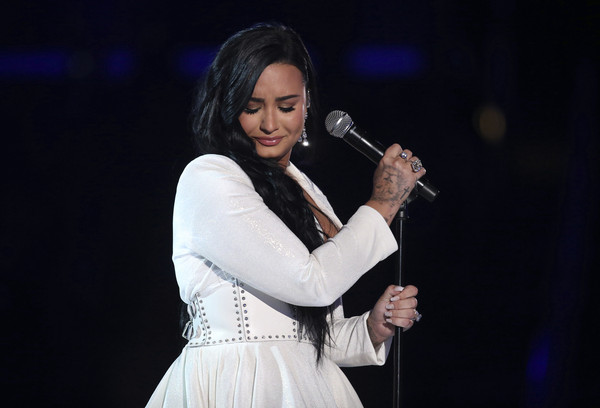 ▲▼黛咪洛瓦托（Demi Lovato ）在葛萊美的演出因哽咽重唱。（圖／達志影像／美聯社）