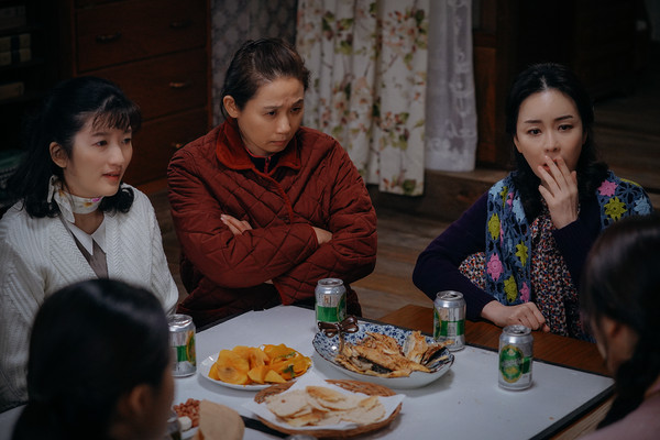 劇中的北韓大媽們除了是玄彬的粉絲，也在孫藝真落難期間成為她的朋友。（Netflix提供）
