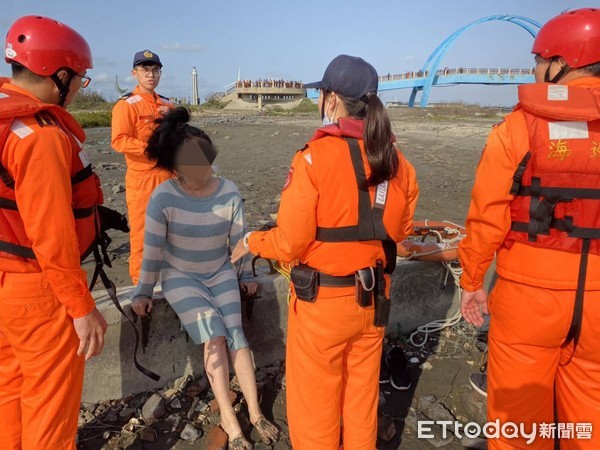 ▲女子在彰化王功海域想輕生，所幸由海巡人員及時阻止。（圖／記者唐詠絮翻攝）