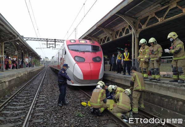 ▲台鐵台南火車站發生男子落軌被列車撞擊事故，消防人員員搶救送醫，仍傷重不治。（圖／記者林悅翻攝）