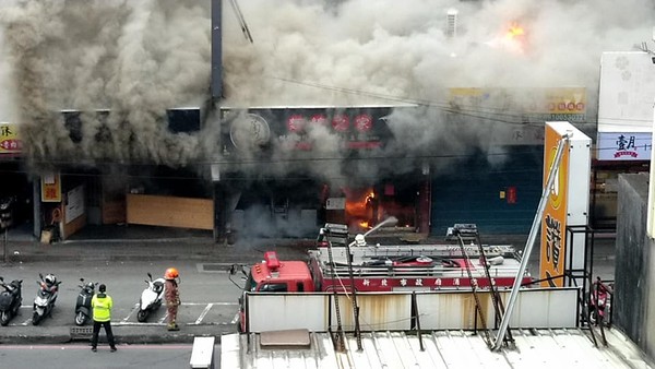 ▲▼初四淡水一家小吃店遭遇火警，現場竄起濃濃煙霧。（圖／翻攝自淡水萬事交流社）