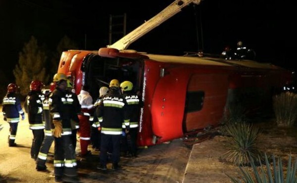 ▲伊朗旅遊巴士翻覆釀8死。（圖／翻攝自推特）