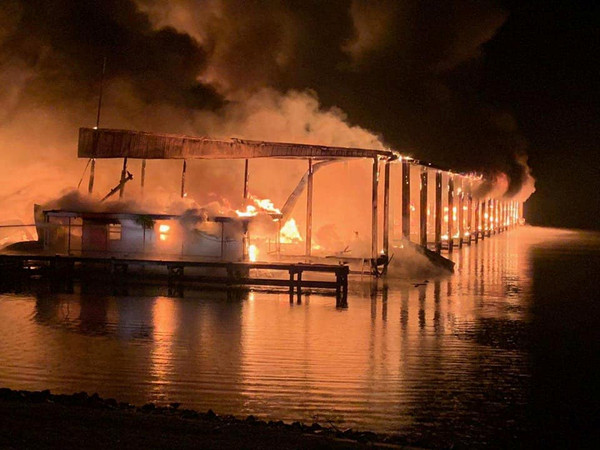 ▲阿拉巴馬州碼頭大火釀9死。（圖／路透）