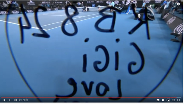 ▲▼喬帥賽後簽名反過來看就是KB、Gigi、8、24，Love You。（圖／翻攝翻攝自YouTube／Australian Open TV）