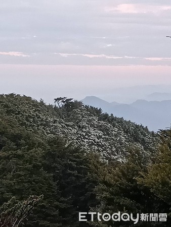 ▲北大武山於28日由於水氣充足及低溫，時隔約15年再度降下瑞雪，屏東林管處籲請民眾上山要注意安全             。（圖／記者陳崑福翻攝）