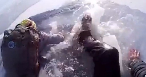 ▲俄羅斯父子掉入結冰的貝加爾湖中，僅17分鐘求生。（圖／翻攝自Youtube）