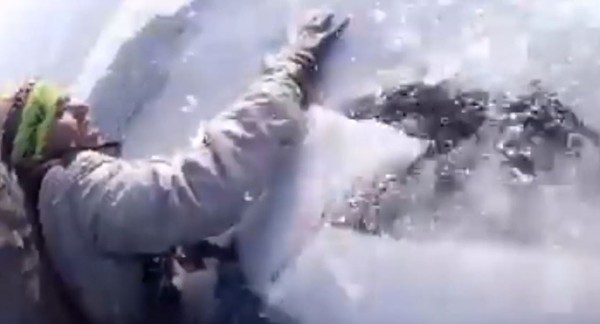 ▲俄羅斯父子掉入結冰的貝加爾湖中，僅17分鐘求生。（圖／翻攝自Youtube）